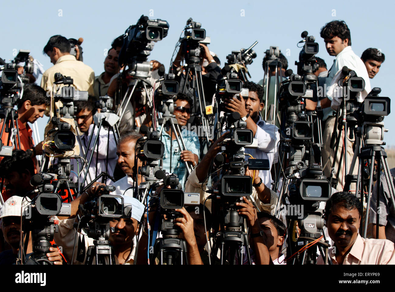 Indische Pressefotografen, Videografen, Kameraleute, Nachrichtenreporter, Fernsehsender, elektronische Medien, Bombay, Mumbai, Maharashtra, Indien, Asien Stockfoto