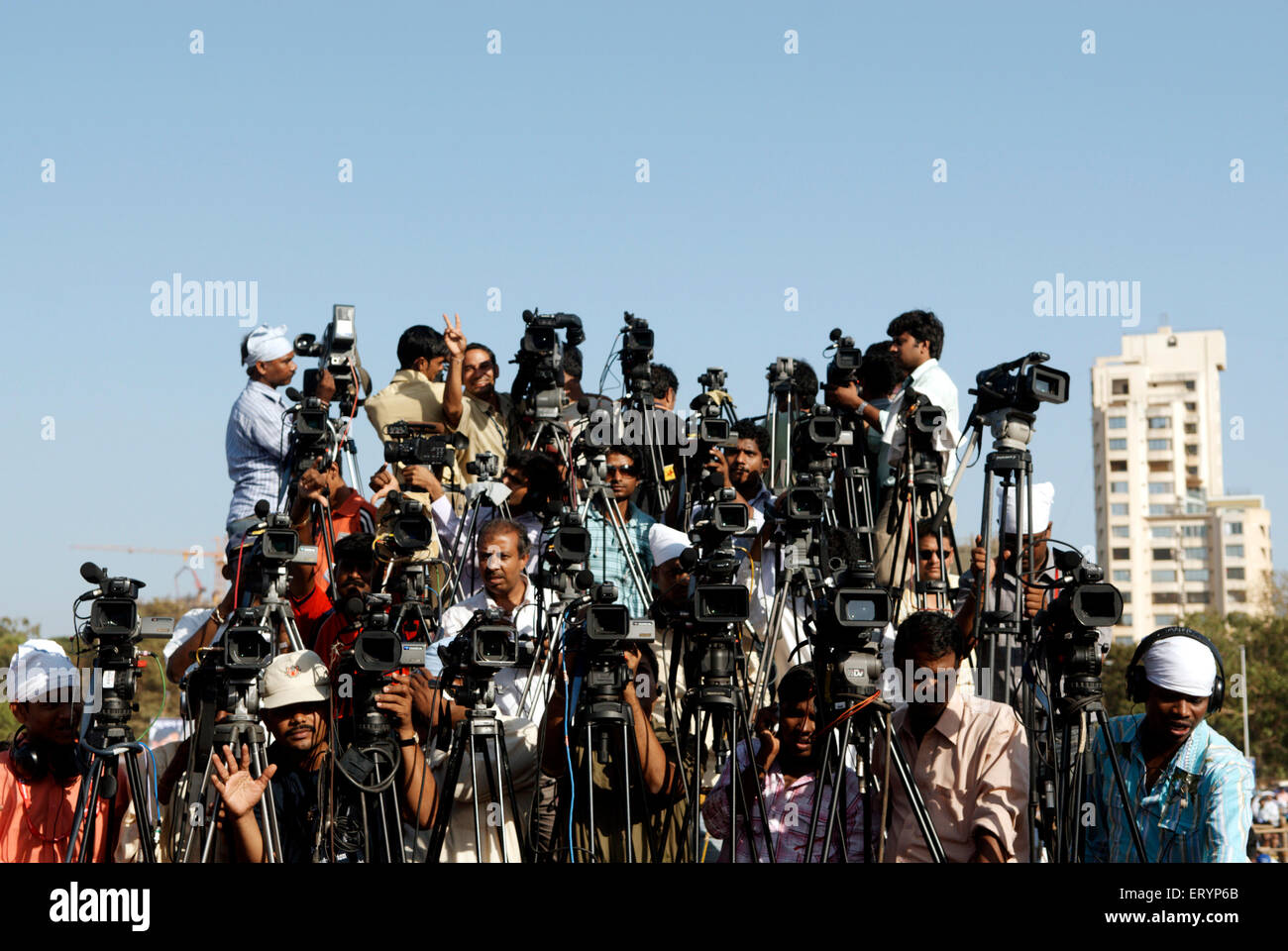 Indische Pressefotografen, Videografen, Kameraleute, Nachrichtenreporter, Fernsehsender, elektronische Medien, Bombay, Mumbai, Maharashtra, Indien, Asien Stockfoto