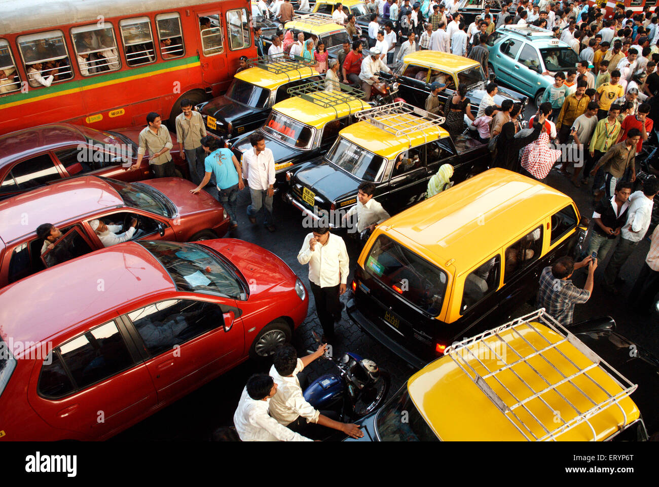 BESTEN Bus Taxi Autos privates Taxi im Stau in Bombay Mumbai stecken; Maharashtra; Indien Stockfoto