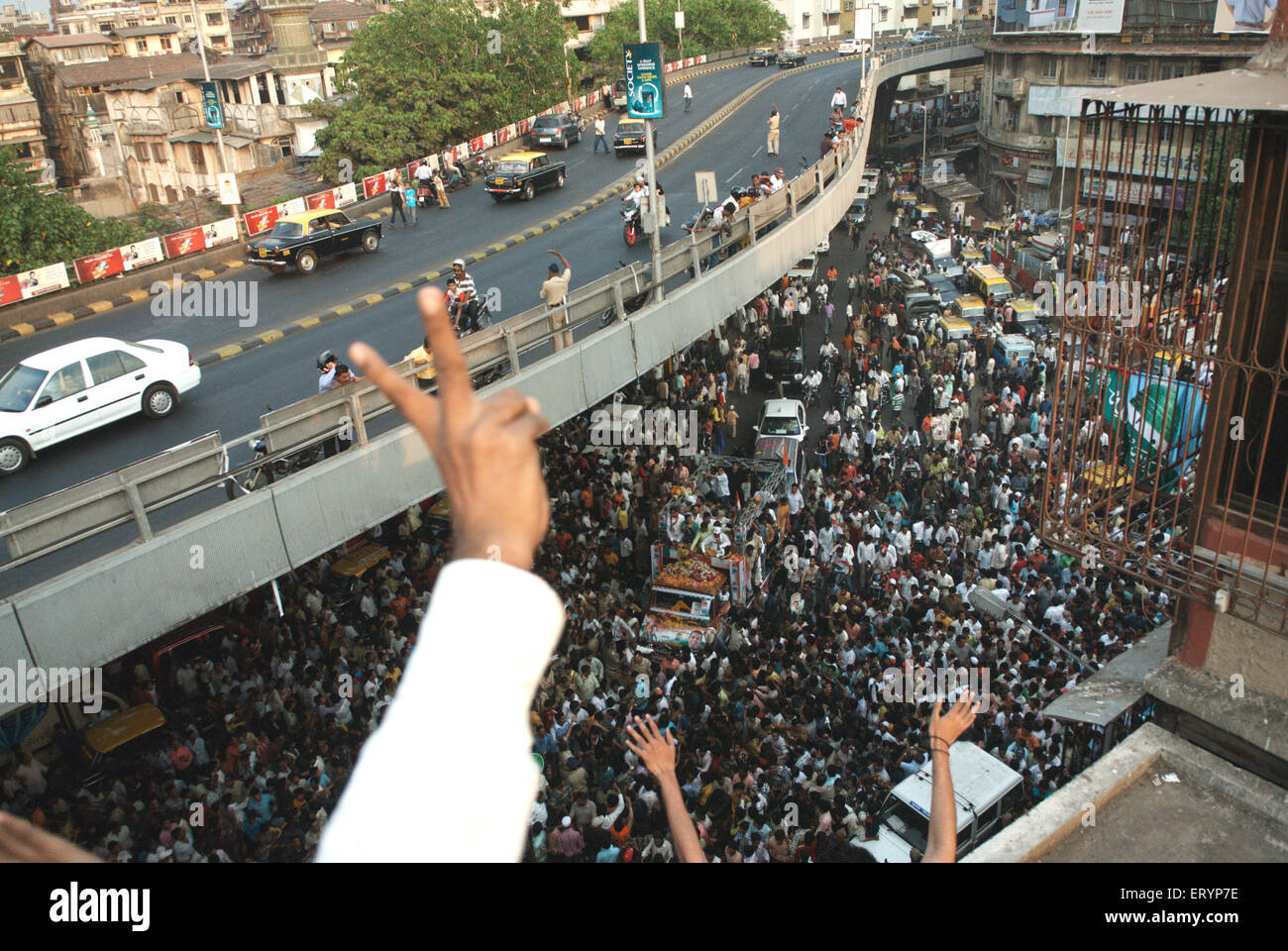 Unterstützer winkt und blitzt Siegeszeichen in Richtung Road Show Teil des Wahlkampfes in Bombay; Mumbai; Maharashtra; Indien; Asien; Indisch; Asiatisch Stockfoto