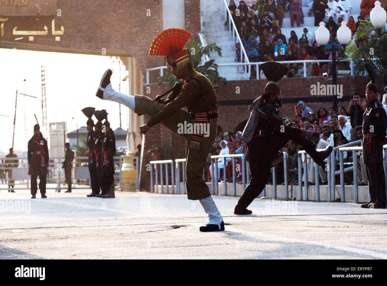 Indischen Border Security Force-Soldat und pakistanischen Rangers Rückzug Zeremonie namens senkende Fahnen an Indien Pakistan Grenze Stockfoto