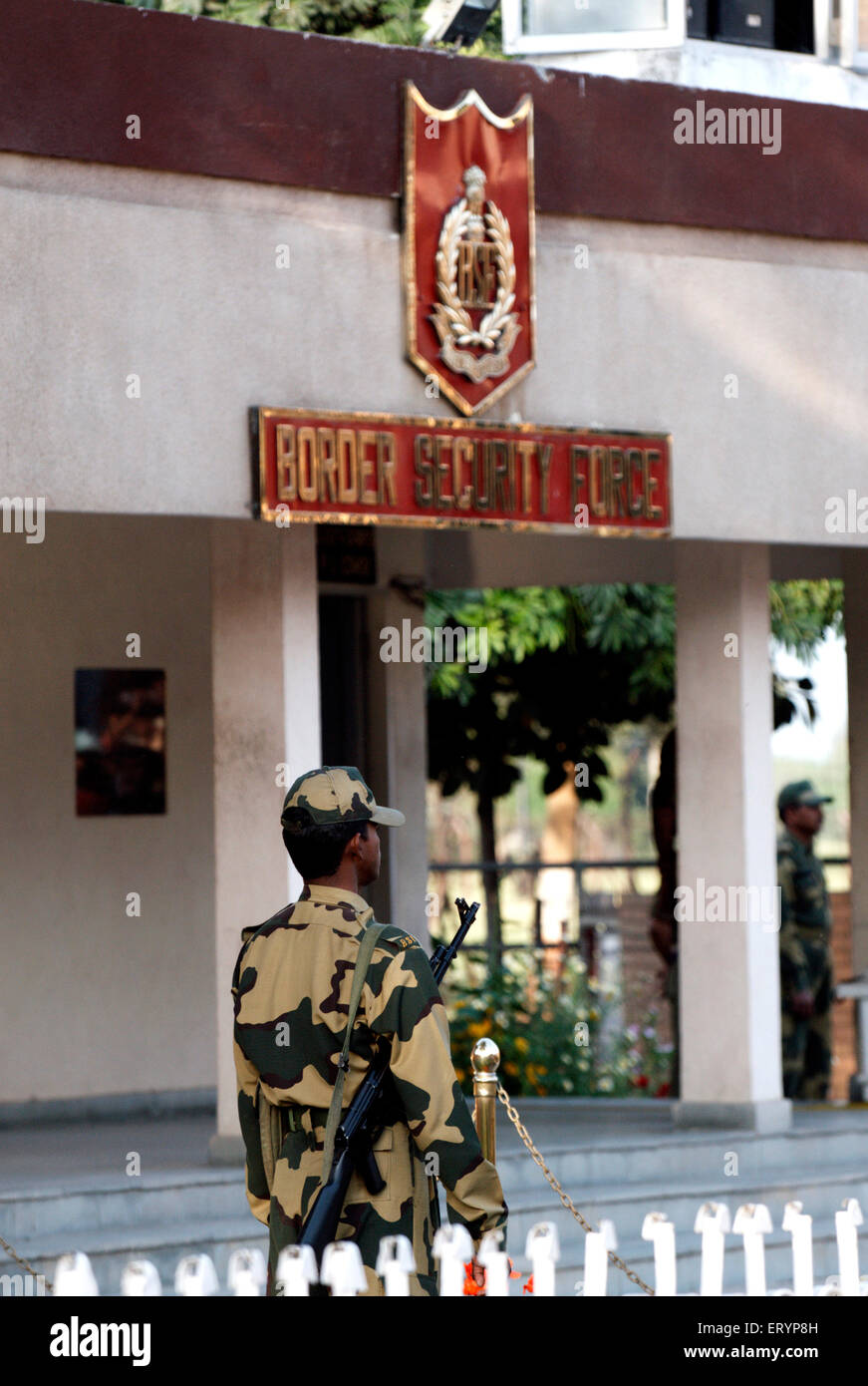 Indischen Border Security Force Soldaten außerhalb BSF Büro in Indien Pakistan internationale Grenze Stockfoto