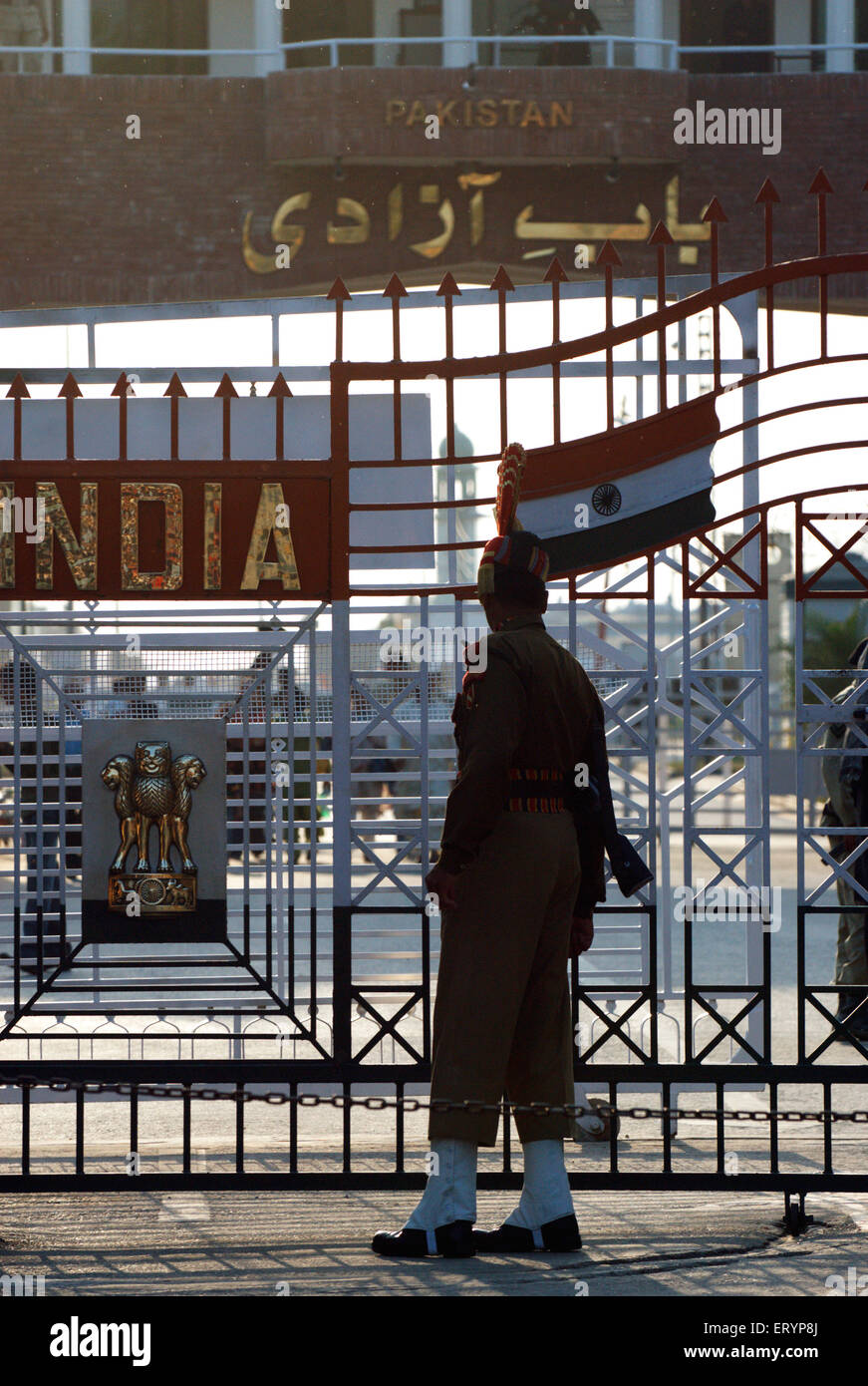 Indischen Border Security Force-Soldat vor Abend Retreat Zeremonie senkende Fahnen Indien Pakistan internationale Grenze genannt Stockfoto