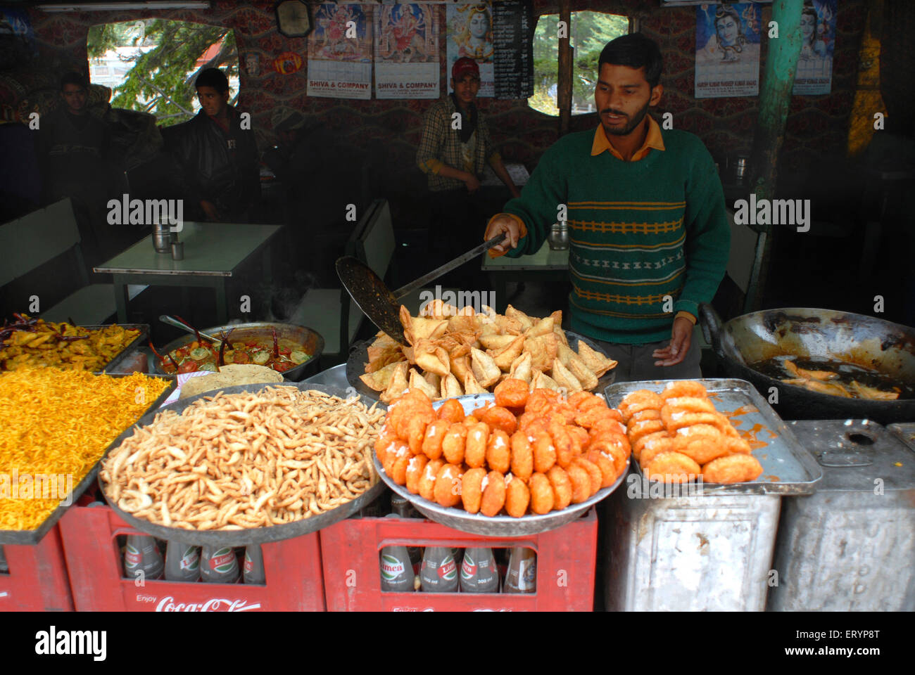 Süßigkeiten und würzigen Elementen außerhalb lokalen Restaurant Dhaba genannt; Uttarkashi Bezirk; Uttaranchal Uttarakhand; Indien nicht Herr Stockfoto