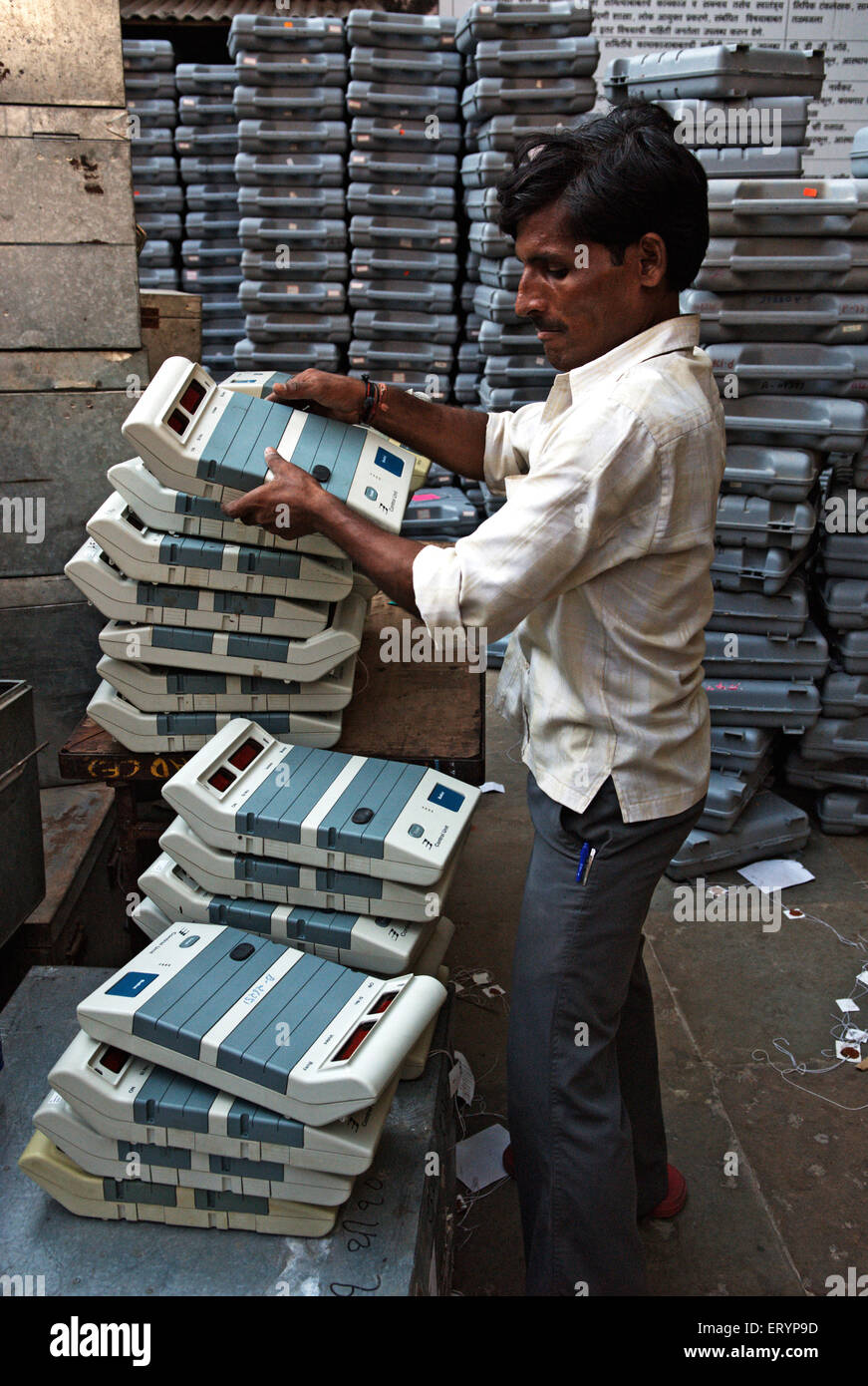 Elektronische Wahlmaschinen bei Wahlen in Bombay Mumbai Maharashtra Indien Stockfoto