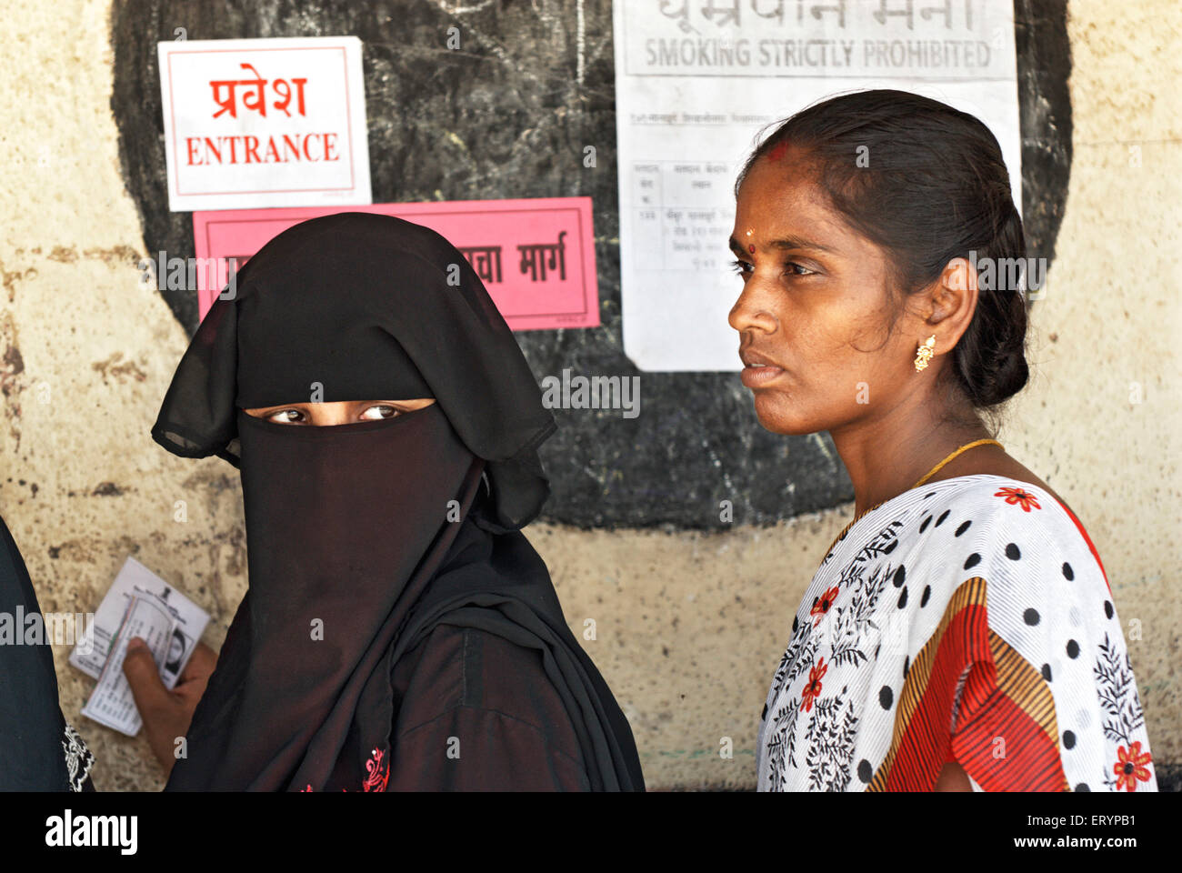Hinduistische und muslimische Frauen stehen in Warteschlange zu Stimmengleichheit bei Wahlen Bombay Mumbai; Maharashtra; Indien nicht Herr 30. April 2009 Stockfoto