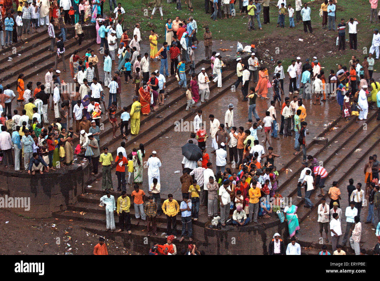 Menschen am Ufer des Flusses Krishna während Ganesh Immersion an Sangli; Maharashtra; Indien 7. September 2008 Stockfoto
