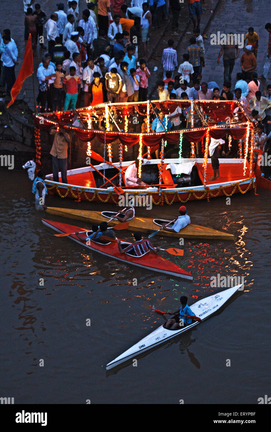 Ganesh Festival Immersion, Kajaks und dekoriert Boot, Fluss krishna, Sangli, Maharashtra, Indien, Asien Stockfoto