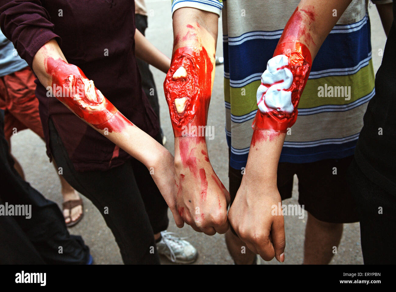 Männer mit verletzten Händen, Rettungsdemonstration, Bombay, Mumbai, Maharashtra, Indien, Asien Stockfoto