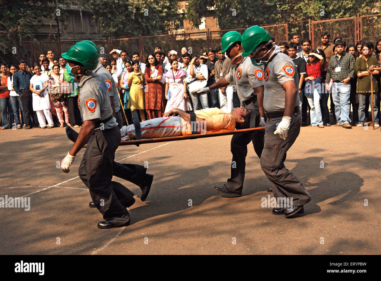 Tragen einer Person auf Bahre, Notfall-Rettungsdemonstration, Bombay, Mumbai, Maharashtra, Indien, Asien Stockfoto