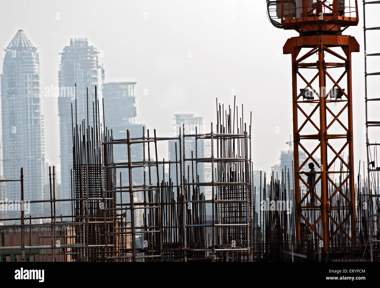 Wolkenkratzer Bau , Hintergrund der Imperial Towers und Antilia , Bombay , Mumbai , Maharashtra , Indien , Asien , Indisch , Asiatisch Stockfoto