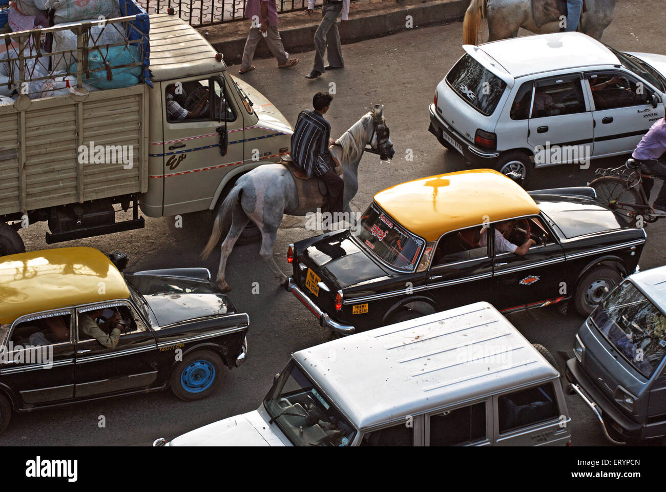 Reiter im Stau Bombay Mumbai; Maharashtra; Indien 5. Mai 2009 Stockfoto