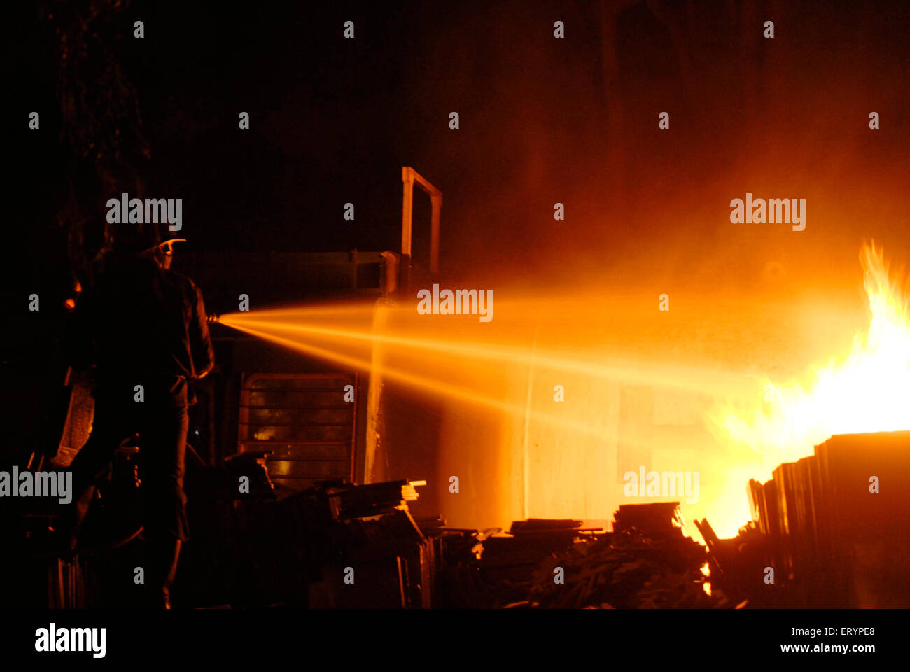 Feuerwehr Personal kaltes Feuer brach in LPG-Tanker mit Wasser Schüsse auf Kurla; Bombay Mumbai; Maharashtra; Indien Stockfoto