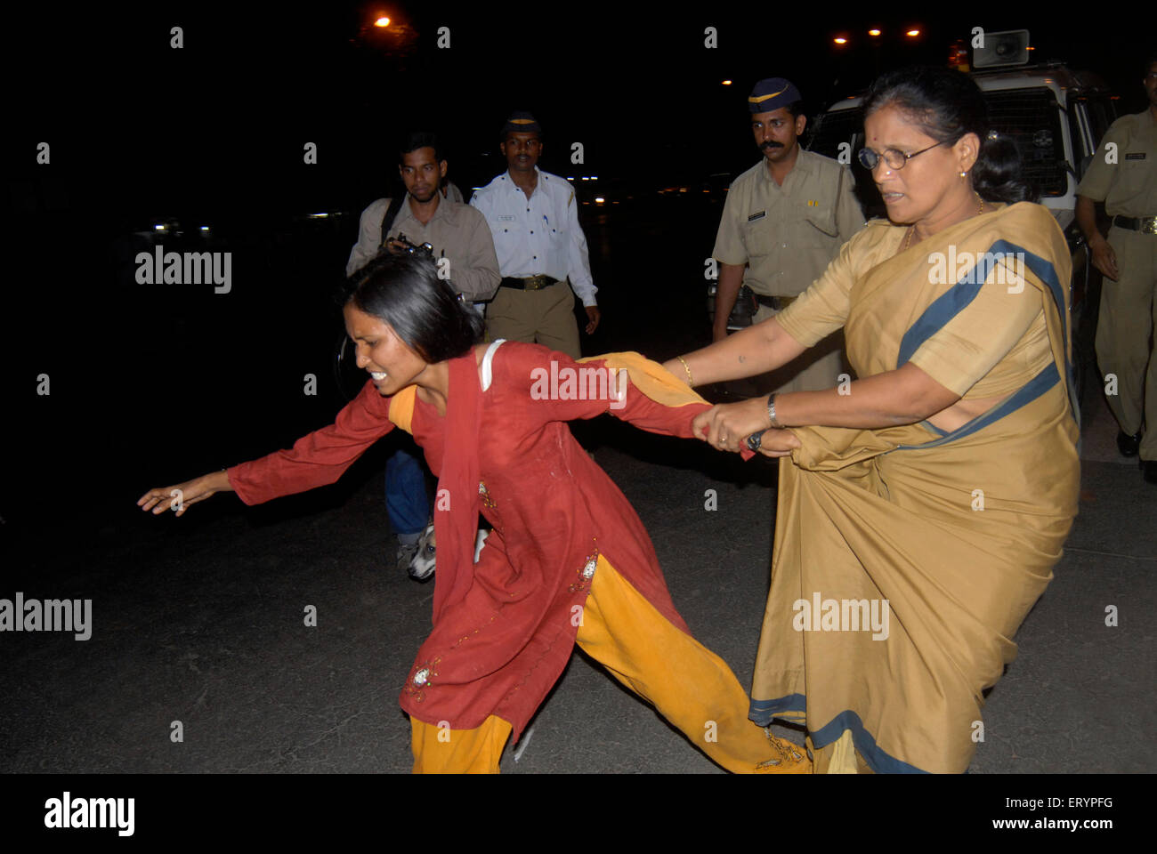 Lady Constable ziehen Studenten Demonstrant im Polizeiwagen als Protest gegen die Richtlinien von Mumbai University in Flora Fountain Stockfoto