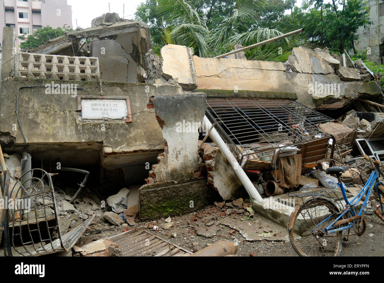 Old Building collapse , Mulund , Bombay , Mumbai , Maharashtra , Indien , Asien Stockfoto