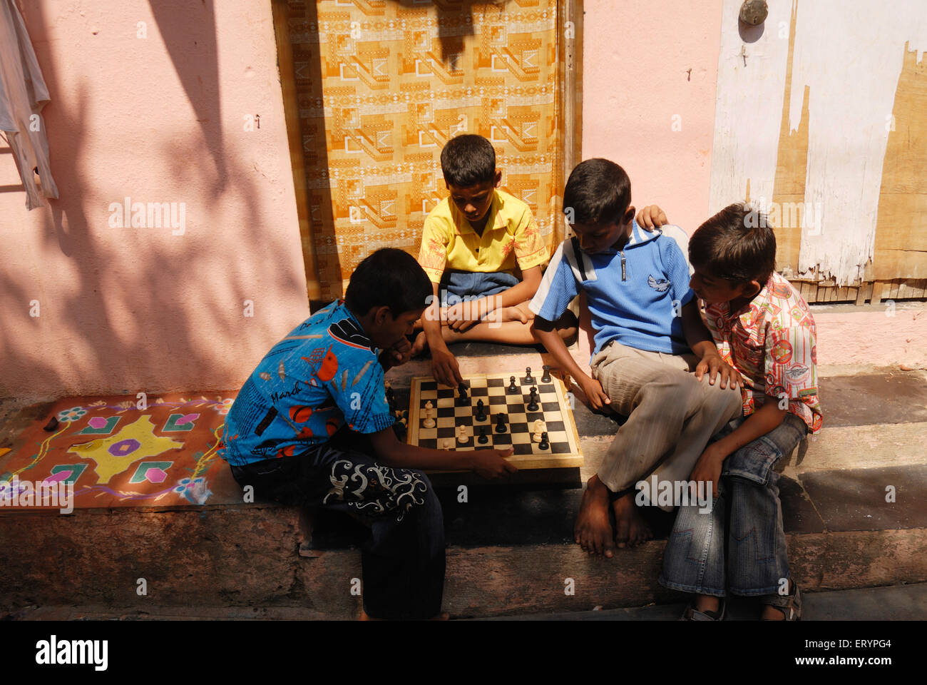 Schülerinnen und Schüler spielen Schach während ihrer Ferien außerhalb ihrer Häuser in Bombay Mumbai; Maharashtra; Indien Stockfoto