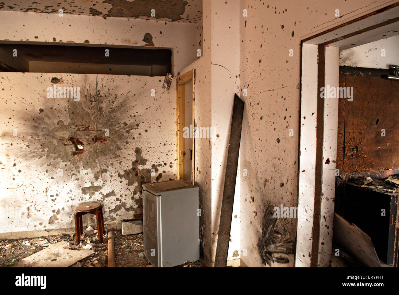Granate sprengen und Kugel einander gegenüberstehenden Nariman House Jüdische Gemeindezentrum von Deccan Mudschaheddin Terroristen Angriff in Bombay Stockfoto