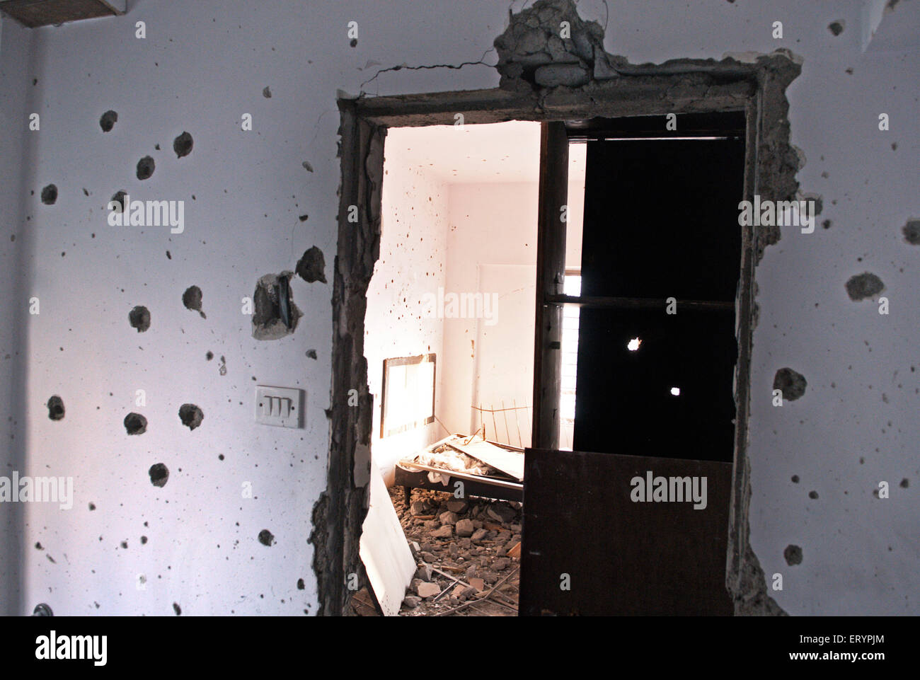 Granate sprengen und Kugel Markierungen auf Wand am Nariman House Jüdische Gemeindezentrum von Deccan Mudschaheddin Terroristen Angriff in Bombay Stockfoto
