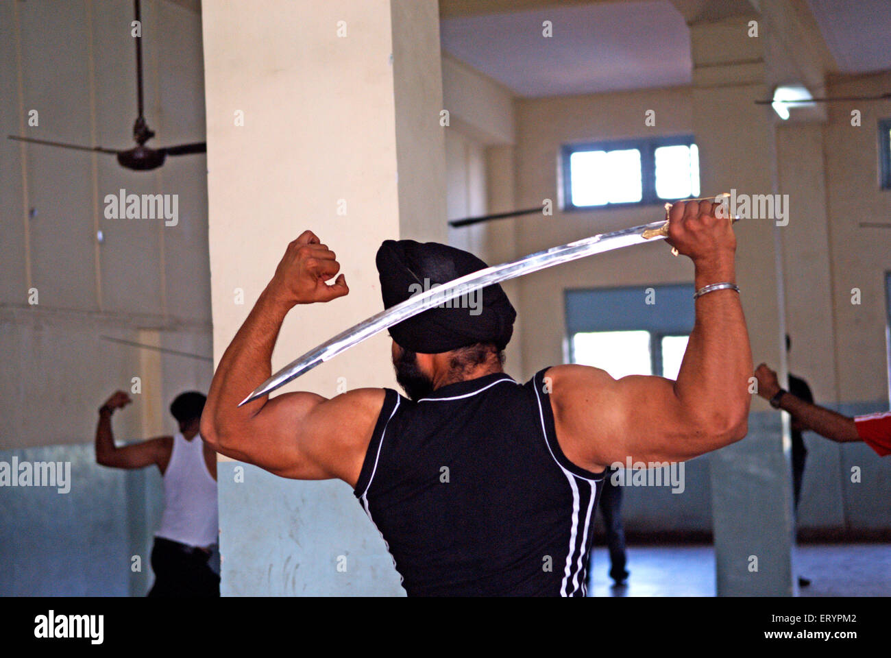Sikh Mann Übung mit Schwert, Bombay, Mumbai; Maharashtra; Indien, asien Stockfoto