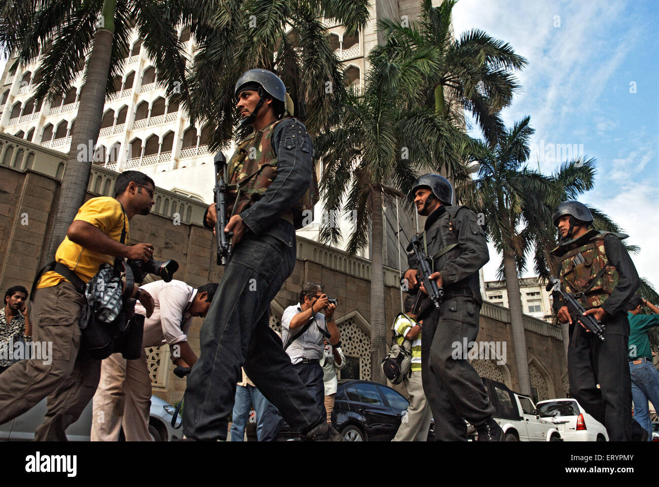 National Security Guard NSG Commandos mit Pistole vor Hotel Taj Mahal Hotel nach Terroranschlag von Deccan Mudschaheddin Stockfoto