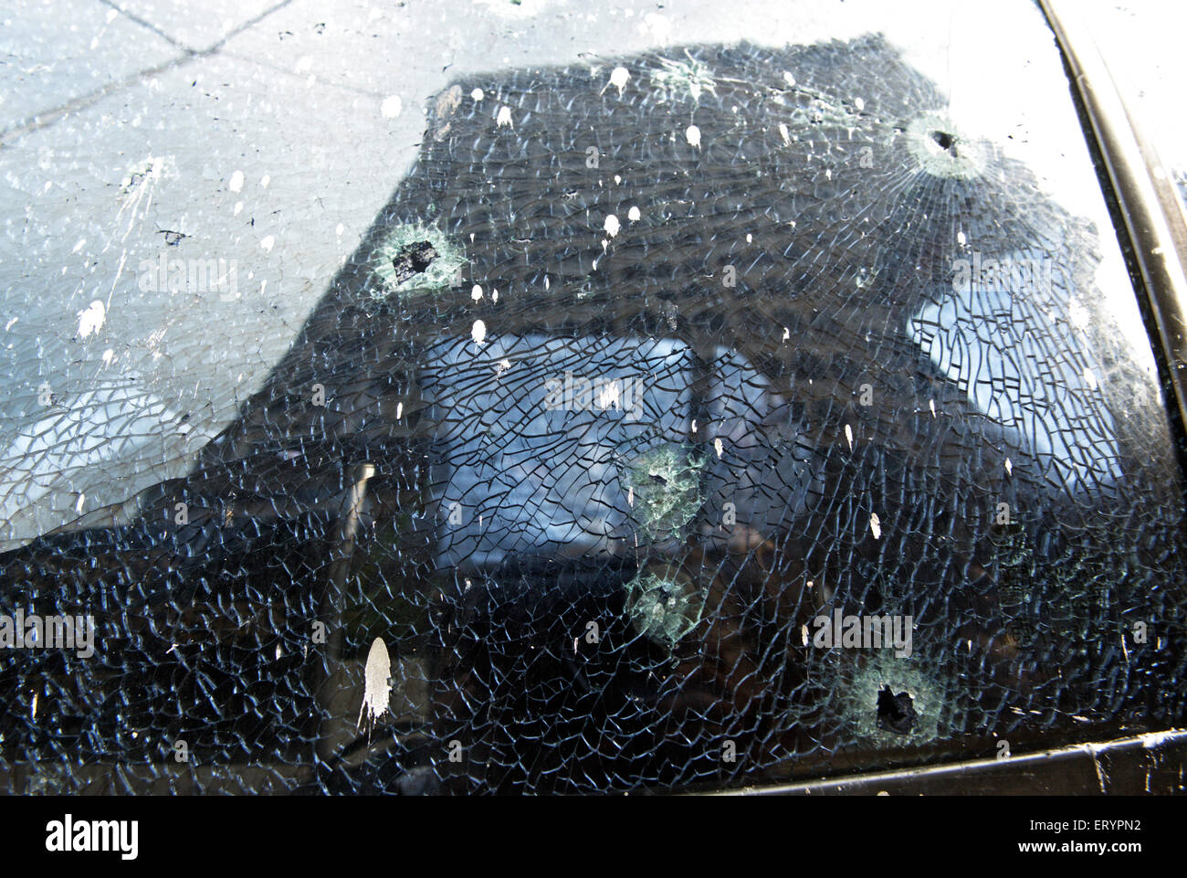 26/11 Bombay Terroranschlag 2008, Schussmarke auf zerbrochener Autofensterscheibe, Taj Mahal Hotel, Colaba, Bombay, Mumbai, Maharashtra, Indien, Asien Stockfoto