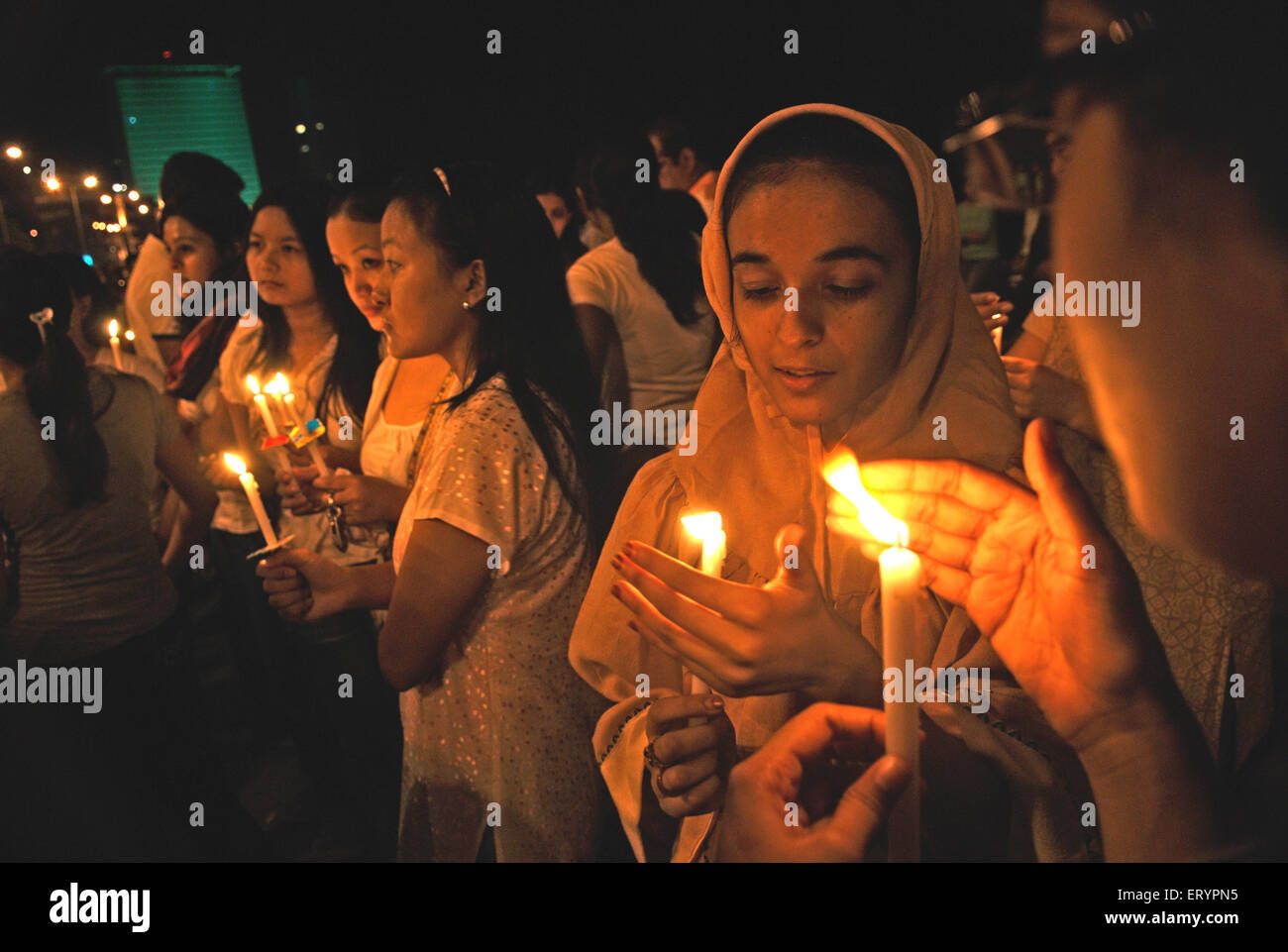 26/11 Bombay Terroranschlag 2008 , Menschen Kerzen für Opfer , Marine Drive , Bombay , Mumbai , Maharashtra , Indien , Asien Stockfoto