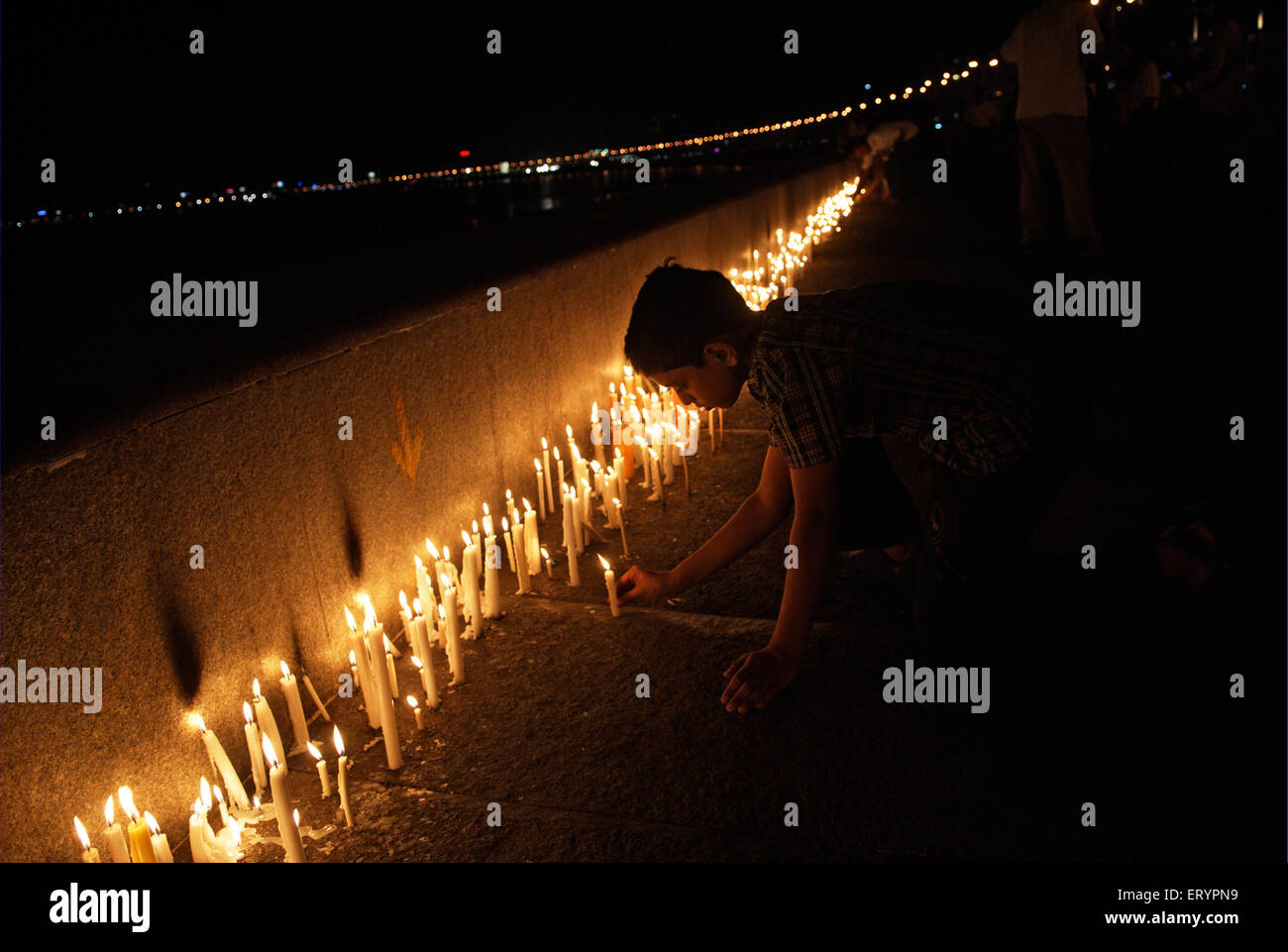 26/11 Bombay Terroranschlag 2008 , Menschen Kerzen für Opfer , Marine Drive , Bombay , Mumbai , Maharashtra , Indien , Asien Stockfoto