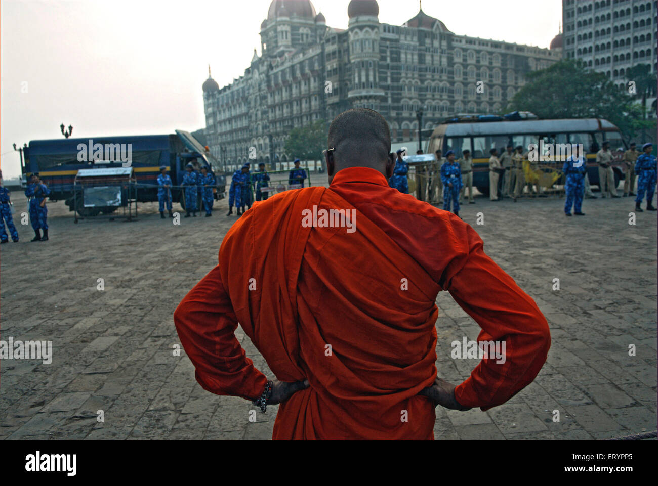 26/11 Bombay Terroranschlag 2008 , buddhistischer Mönch protestiert auf neue Weise , Taj Mahal Hotel , Colaba , Bombay , Mumbai , Maharashtra , Indien , Asien Stockfoto