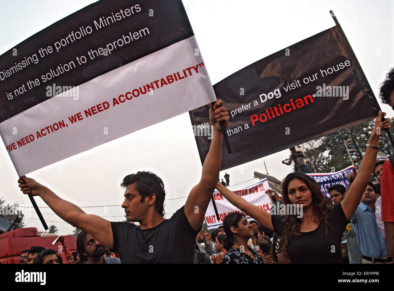 Demonstrant Banner nach Terroranschlag von Deccan Mudschaheddin in Bombay Mumbai zu halten; Maharashtra Stockfoto