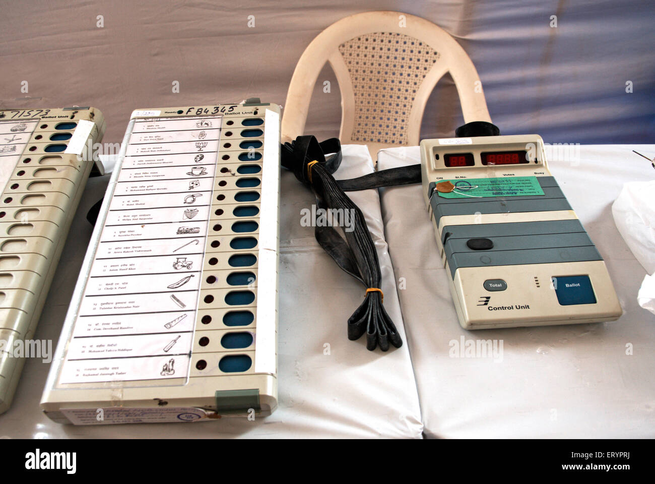 Indische Wahlen, elektronische Wahlmaschine und Steuereinheit, EVM, Bombay, Mumbai, Maharashtra, Indien, Asien Stockfoto