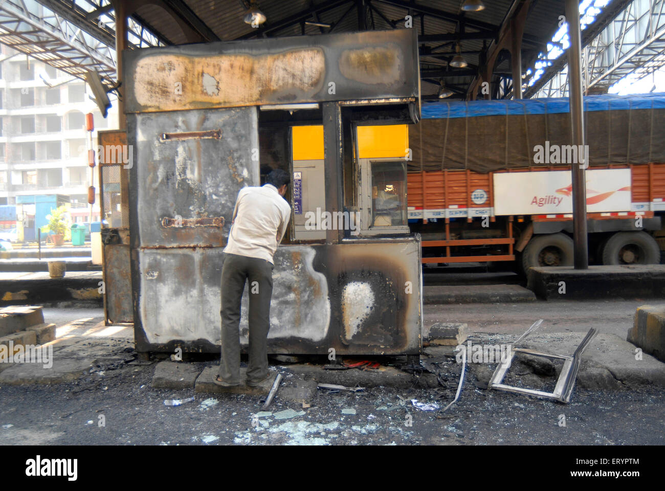 Mulund Check Naka Zähler verbrannt von MNS , Maharashtra Navnirman Sena Aktivisten , Mulund ; Bombay , Mumbai ; Maharashtra ; Indien , asien Stockfoto