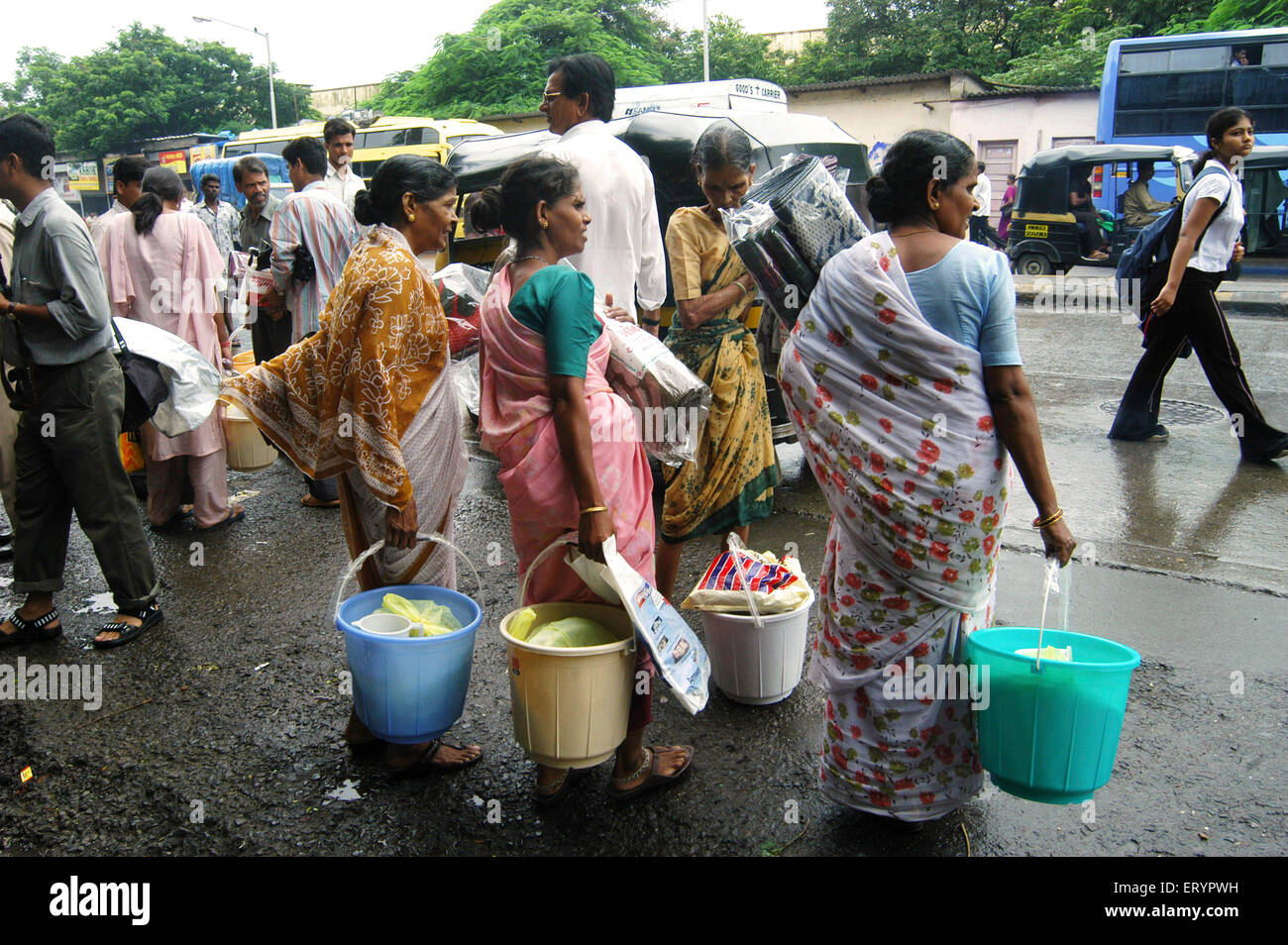 Arme Menschen mit Hilfsmaterialien, Eimer, Matten, Lebensmittelpakete, Ghatkopar; Bombay, Mumbai; Maharashtra; Indien, asien Stockfoto