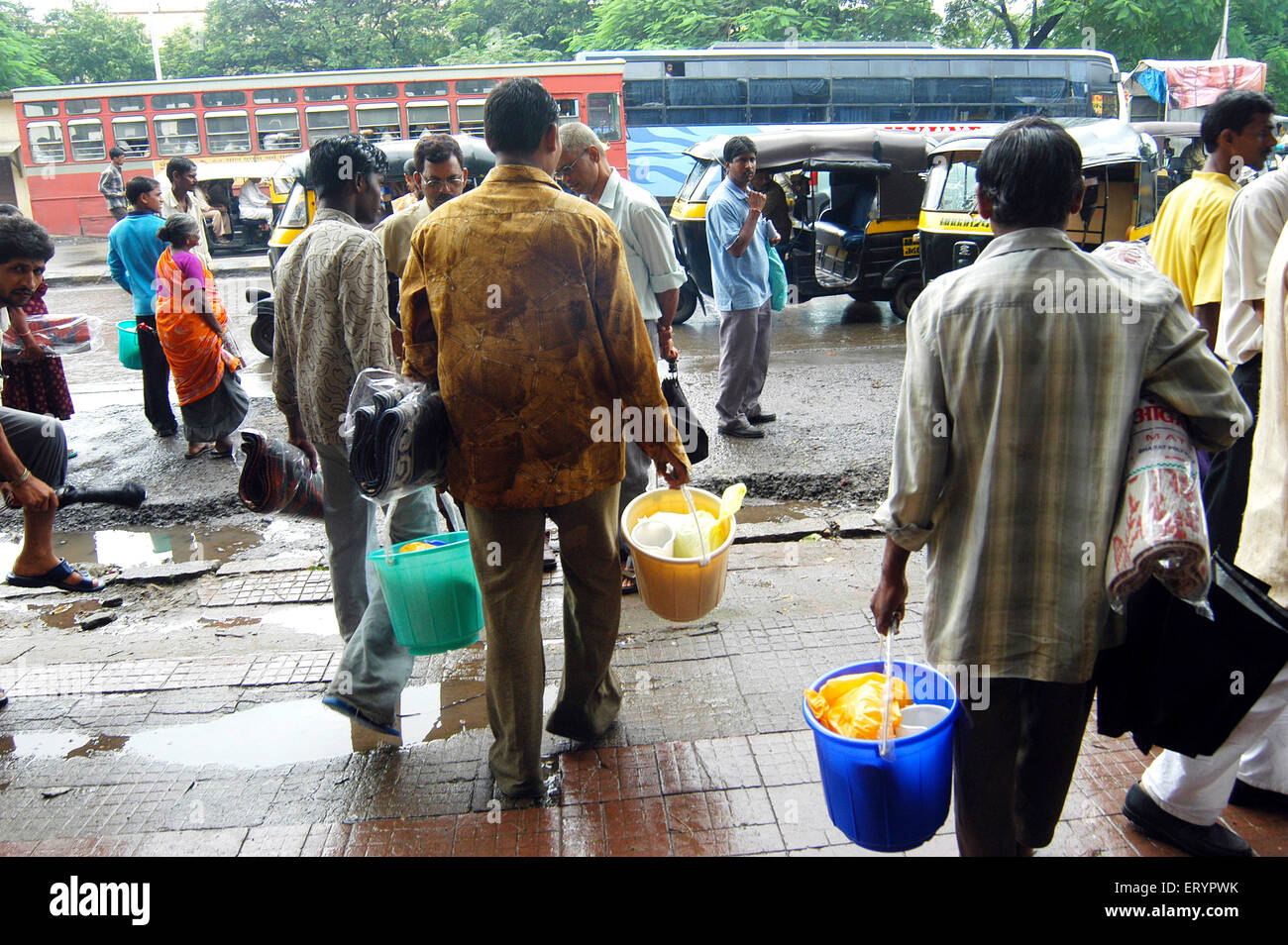 Arme Menschen mit Hilfsmaterialien, Eimer, Matten, Lebensmittelpakete, Ghatkopar; Bombay, Mumbai; Maharashtra; Indien, asien Stockfoto