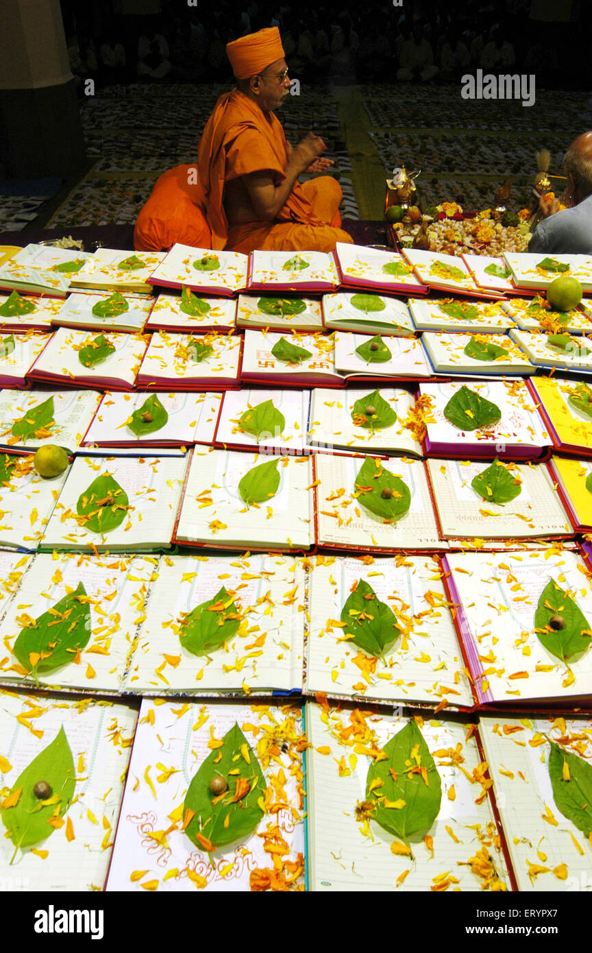Swaminarayan Priester Chopadi Puja-Ritual durchführen auf Lakshmi Puja durchgeführt; Bombay Mumbai; Maharashtra; Indien nicht Herr Stockfoto