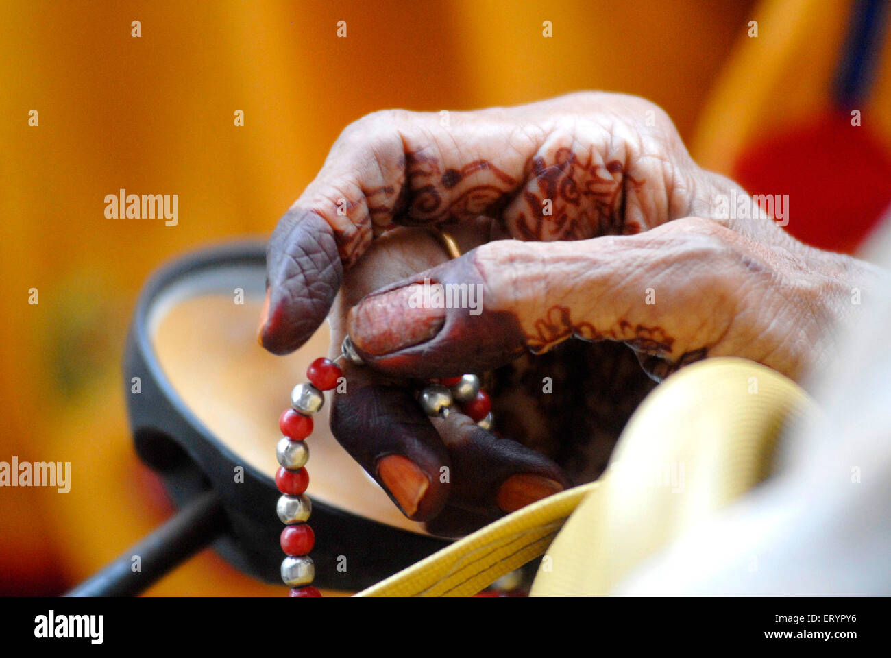 Dawoodi Bohra muslim Dame chanten mit Rosenkranz, Bhendi Bazar, Bombay, Mumbai, Maharashtra, Indien, Asien Stockfoto