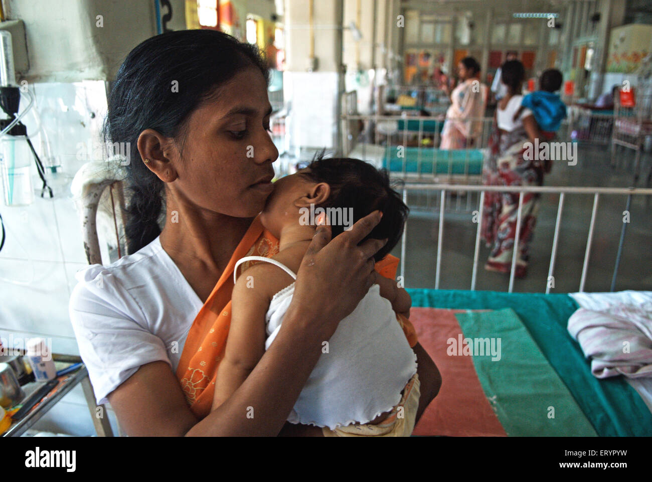 Sunita Yadav mit ihrem 3 Monate alten Baby Shee Taj Opfer während der Terroranschlag von Deccan Mudschaheddin in Bombay Stockfoto
