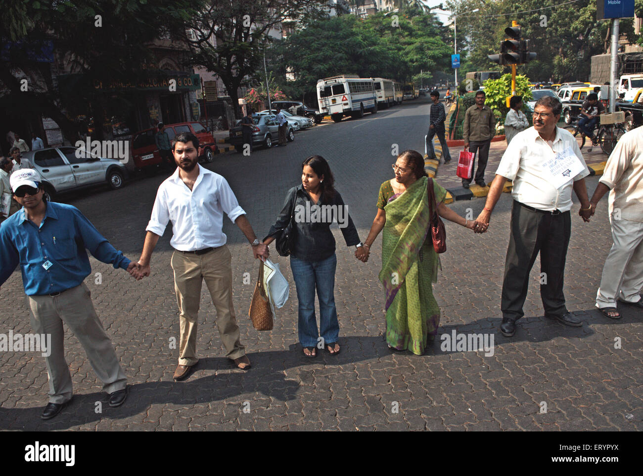 Menschenkette der Einheit nach dem Terroranschlag von Deccan Mudschaheddin in Bombay Mumbai; Maharashtra; 3. Dezember 2008 kein Herr Indien Stockfoto