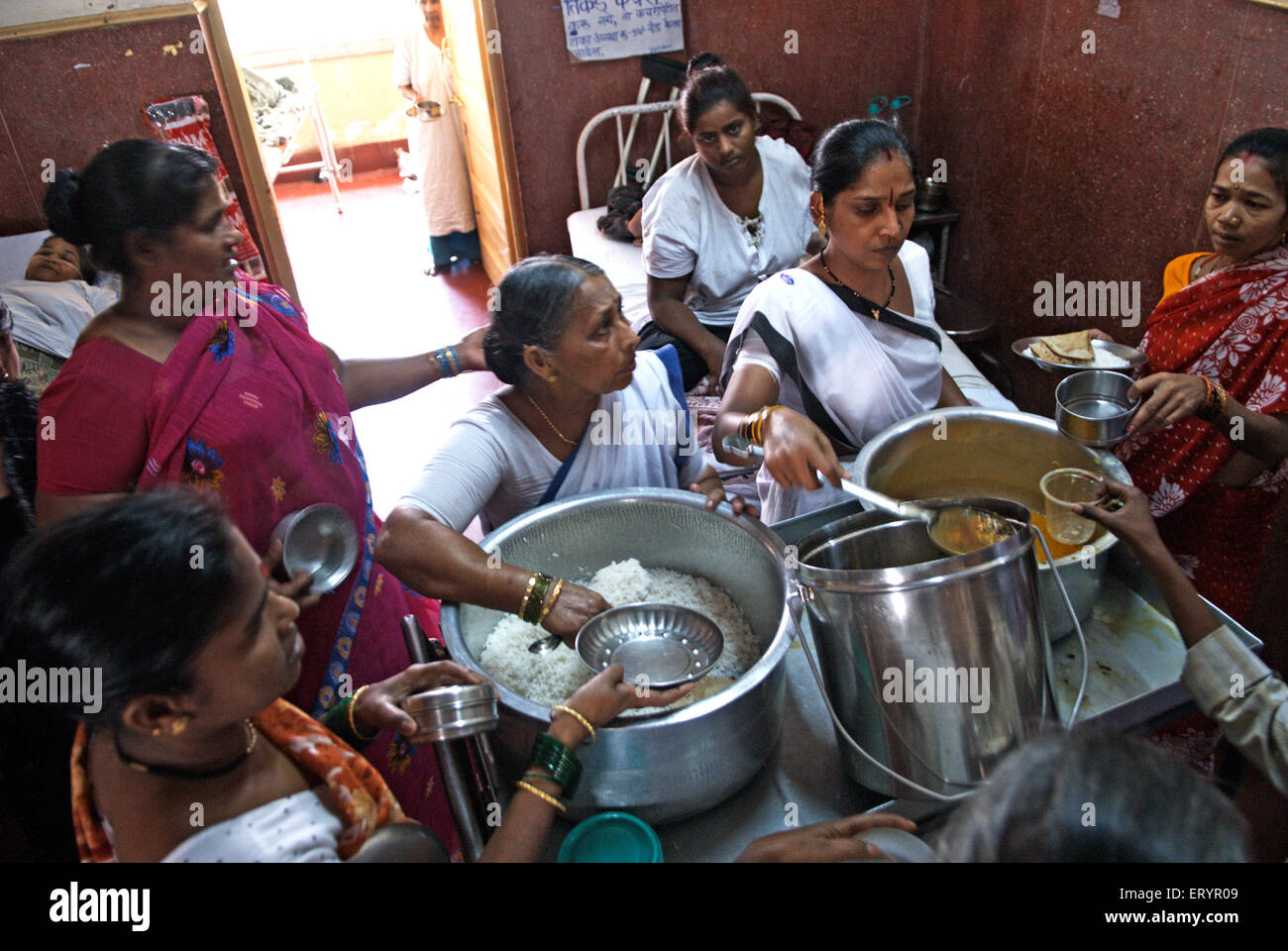 Kostenlose Lebensmittelverteilung, J. J. Hospital, Grant Medical College, Bombay, Mumbai; Maharashtra; Indien, Asien Stockfoto
