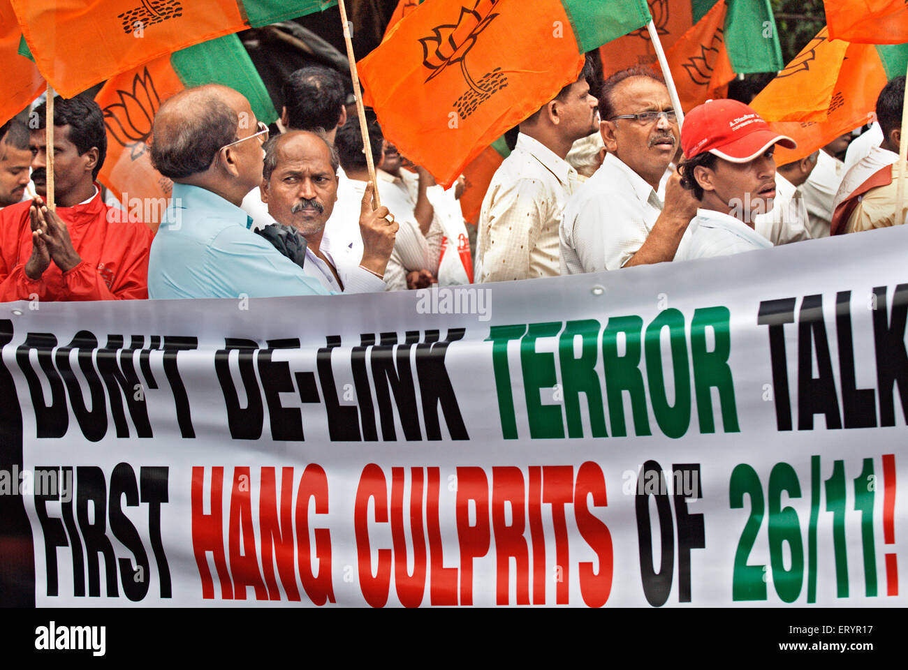 Bharatiya Janata Party , BJP , Aktivisten protestieren gegen 26/11 Terroranschlag ; Bombay , Mumbai ; Maharashtra , Indien , Asien Stockfoto