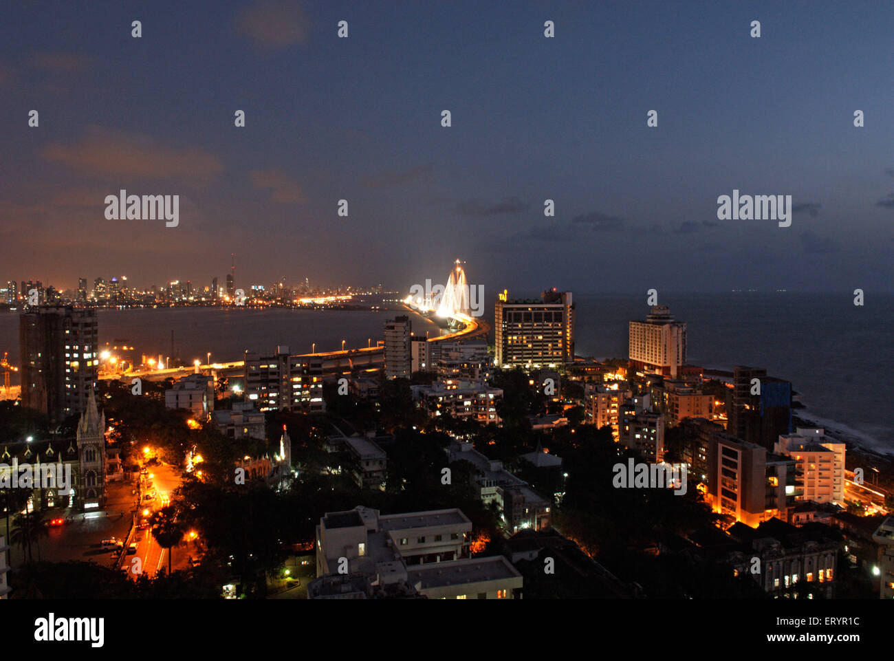 Beleuchtet, Bandra Worli oder Rajiv Gandhi Verbindung mit Bandra Bandstand Skyline; Bombay Mumbai; Maharashtra Stockfoto