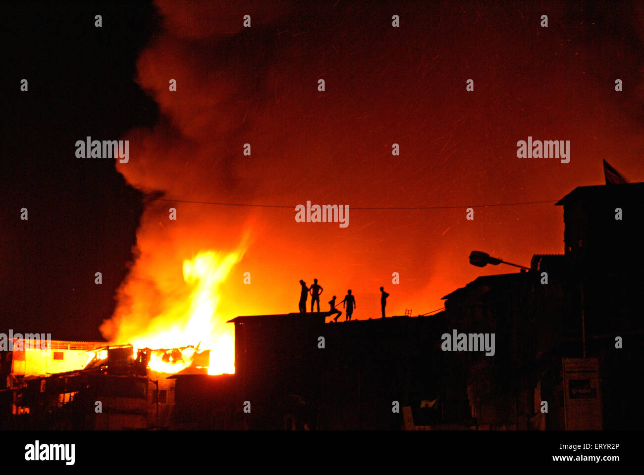 Feuer in Slums, Behrampada Slum, Bandra, Bombay, Mumbai, Maharashtra, Indien, Asien Stockfoto