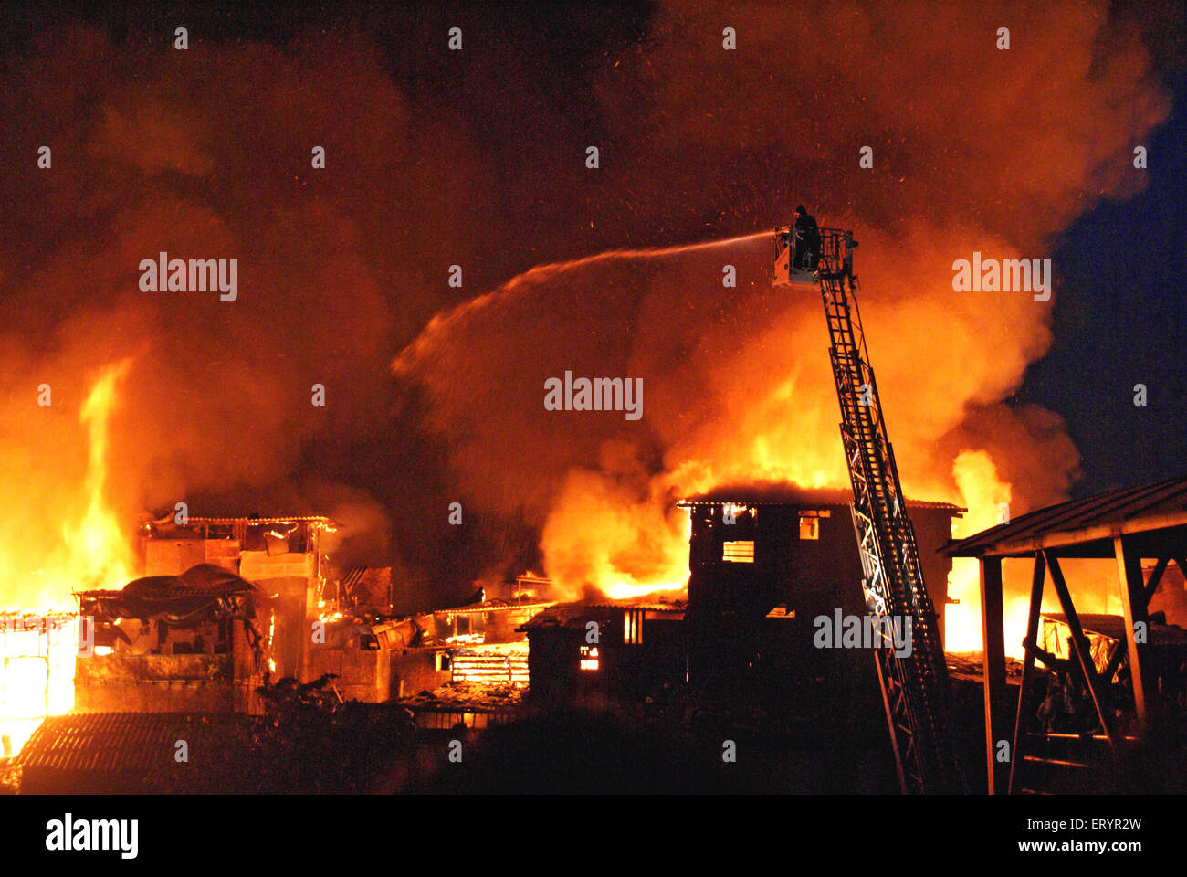 Feuerwehr Feuer mit Schnorchel in Behrampada Slum Aufguss; Bandra; Bombay Mumbai; Maharashtra; Indien 18. Juni 2009 Stockfoto