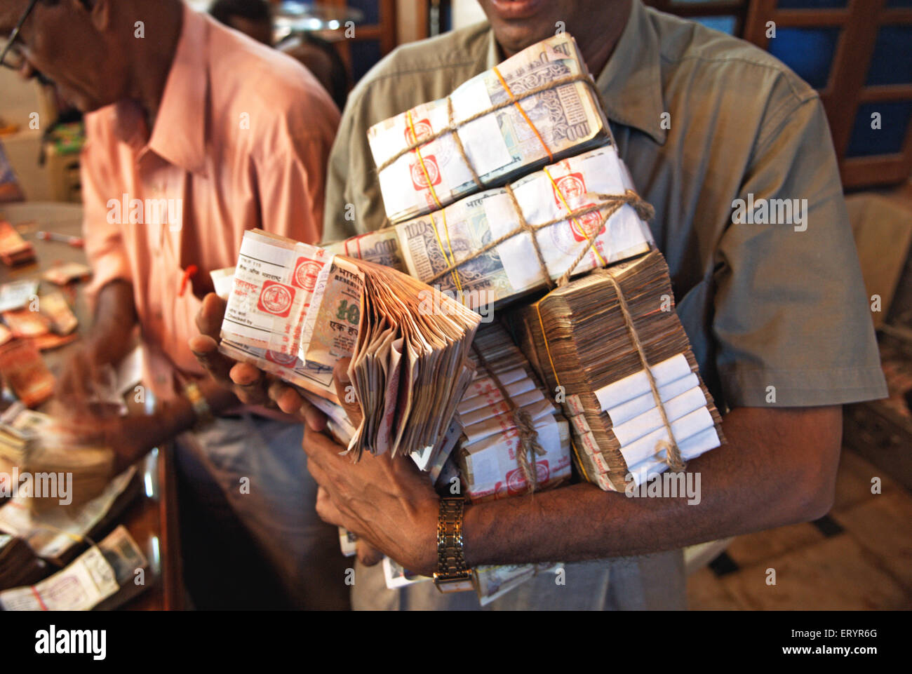 Anhänger tragen gezählten Bargeld Pakete anzubieten Lalbaug Cha Raja nach Ganpati Festival; Bombay Mumbai; Maharashtra; Indien Stockfoto