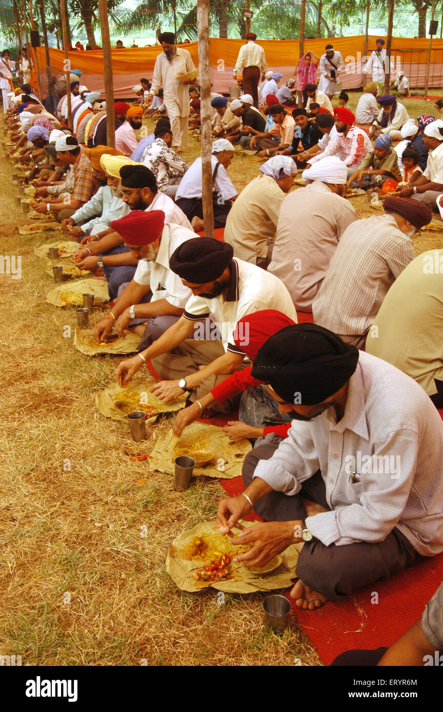 Langar, freies Essen, Sikh Gurudwara Gemeinschaftsküche, Ghatkopar, Bombay, Mumbai, Maharashtra, Indien, Asien Stockfoto