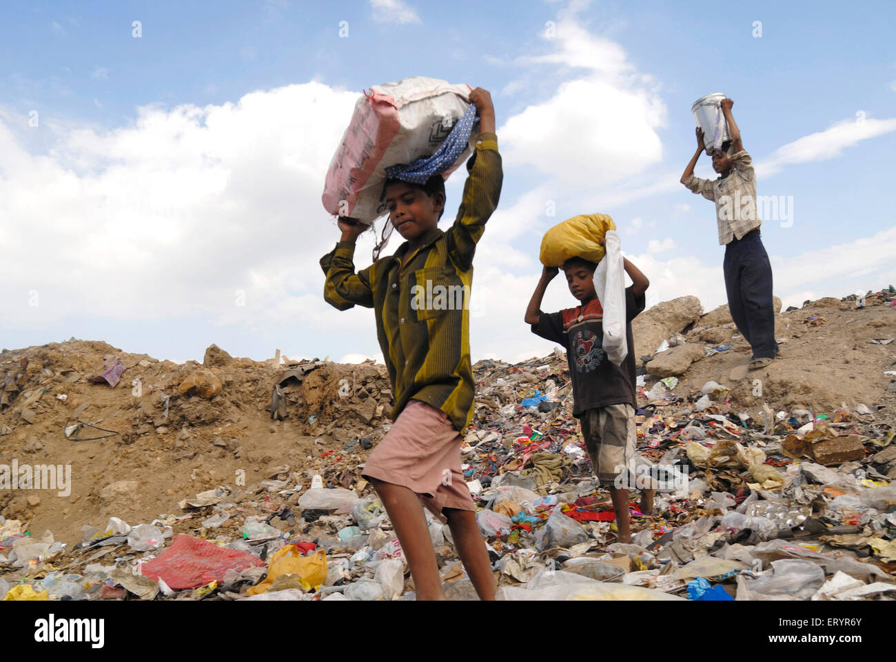 Children rag pickers working in Fotos und Bildmaterial in hoher