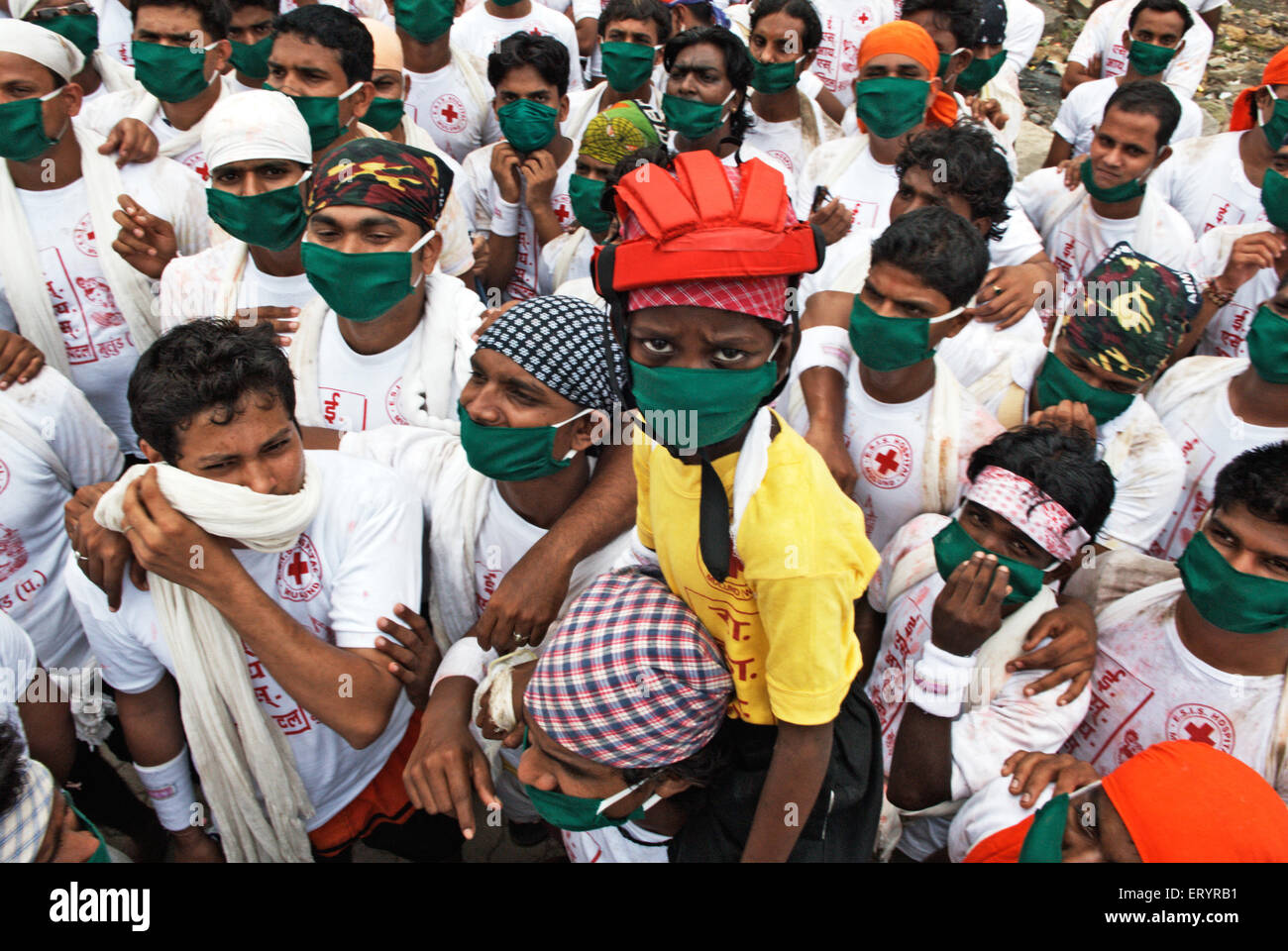 Menschen, die Masken als Schutz vor Viren tragen, Bombay, Mumbai, Maharashtra, Indien Stockfoto