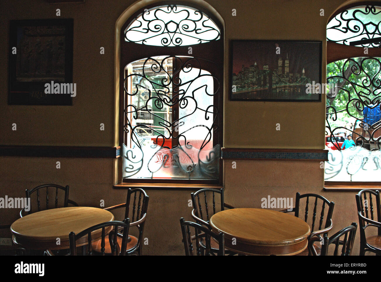 Alte Holztische und Stühle, Irani Cafe Universal; Fort; Bombay, Mumbai; Maharashtra; Indien, asien Stockfoto
