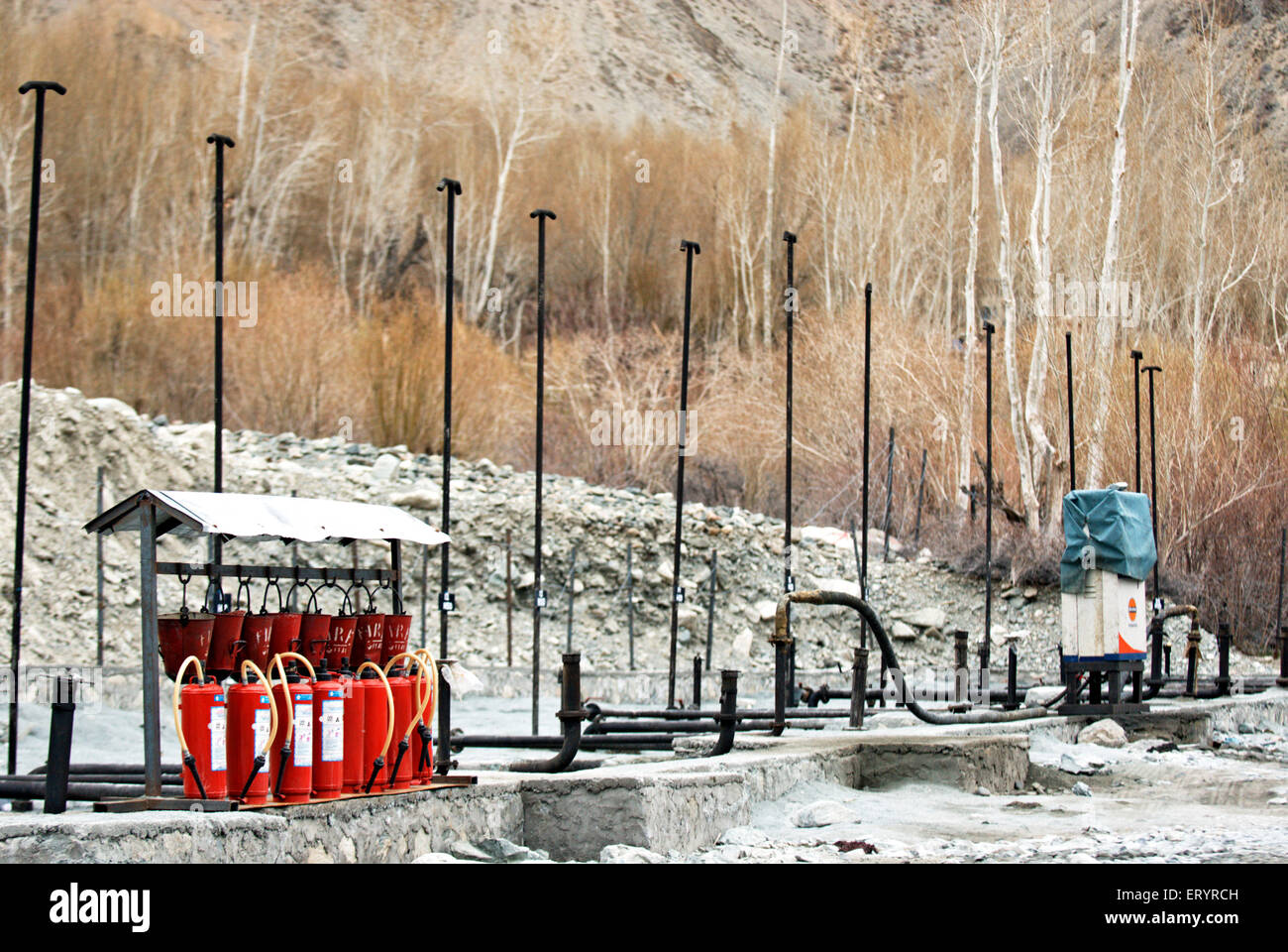 Feuerlöscher , Benzinpumpe , Chutak Wasserkraftwerk Projekt , Suru Fluss , Sarze Dorf , Kargil , Ladakh , Jammu und Kaschmir ; Indien, Asien Stockfoto