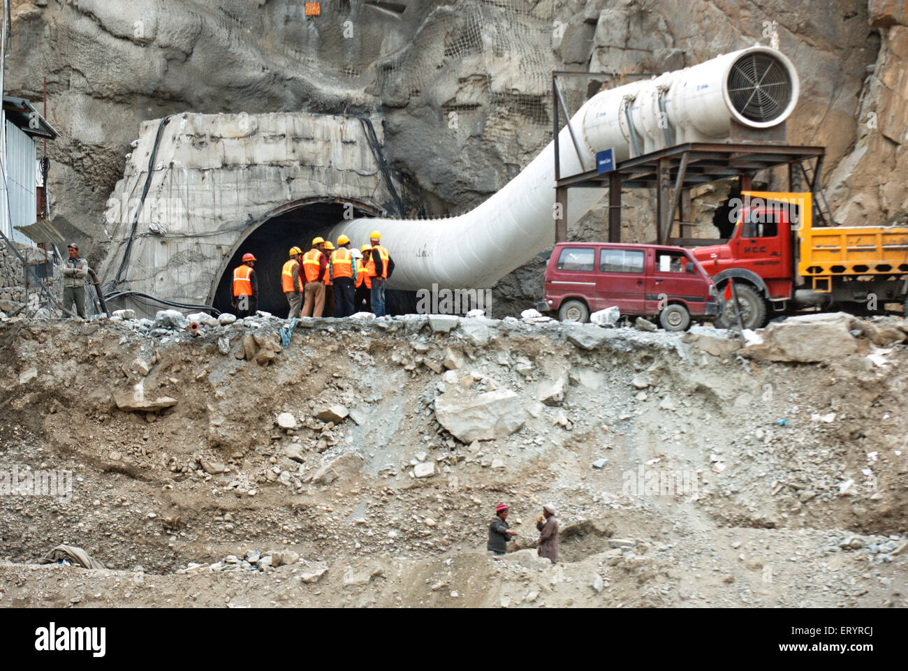 Auspuffrohr aus dem Tunnel, Chutak Wasserkraftwerk Projekt, Suru Fluss, Sarze Dorf, Kargil, Ladakh, Jammu und Kaschmir; Indien, Asien Stockfoto