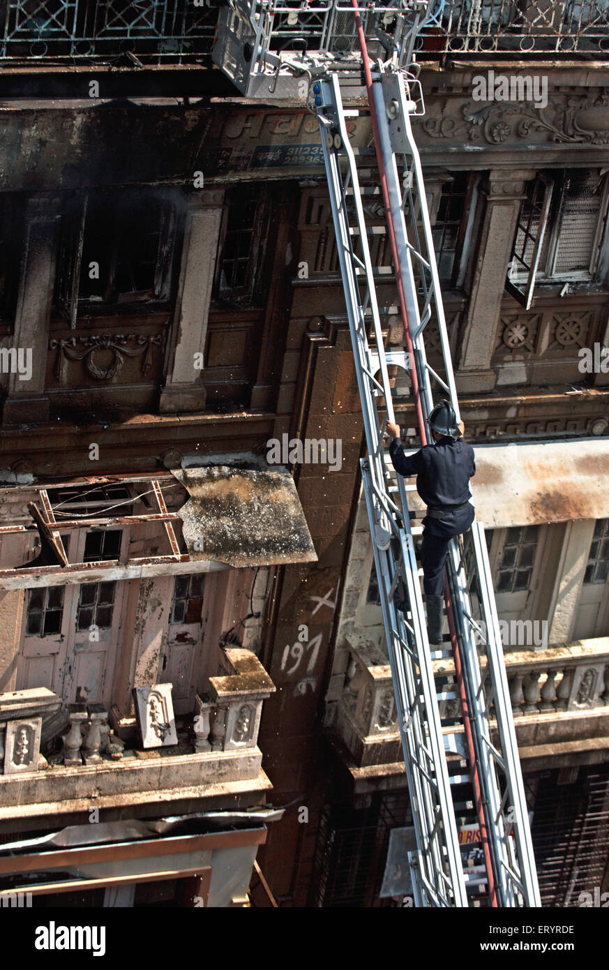 Feuerwehrleute Klettern auf Leiter im Johri Villa am Kalbadevi; Bombay Mumbai; Maharashtra; Indien 14. Oktober 2008 Stockfoto